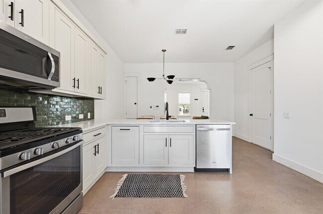 Building Photo - 3203 Locke Ln