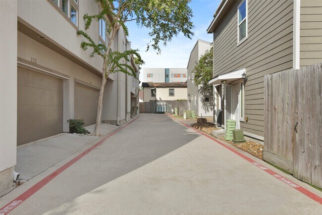 Building Photo - 241 N Lenox St