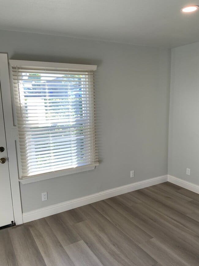 Building Photo - Beautifully remodeled 3 bedroom 2 bath Pin...