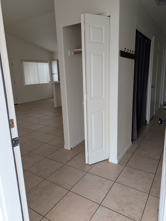 Building Photo - 2131 Kingman Ave