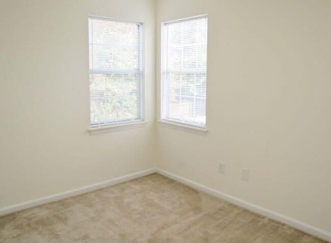 Building Photo - Lovely 3-Bedroom Home in the Hilltop/Faire...