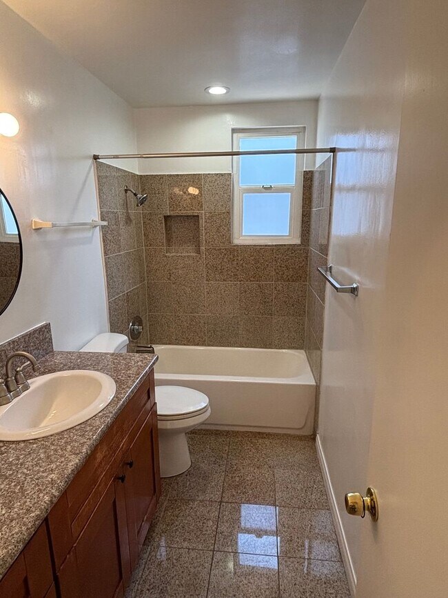 Building Photo - Spacious 1 bedroom available now in Long B...