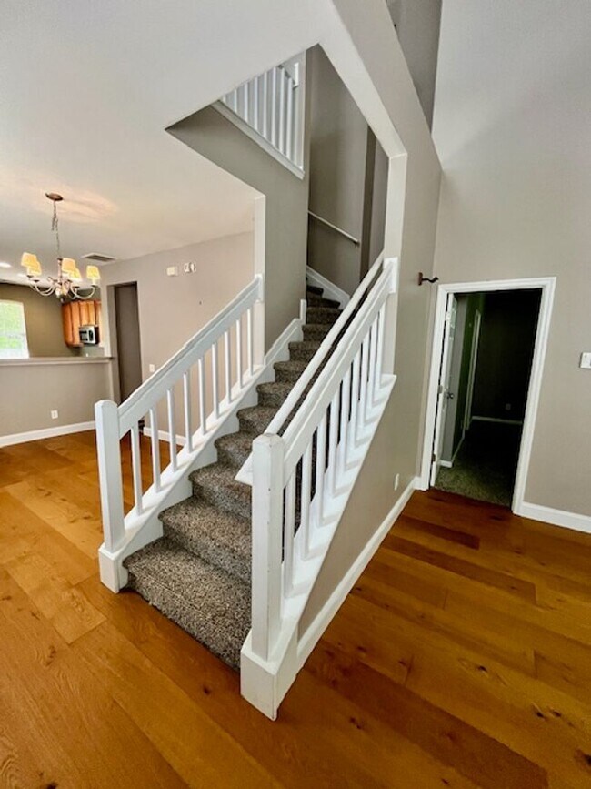 Building Photo - Spacious Move In Ready Townhome on Johns I...