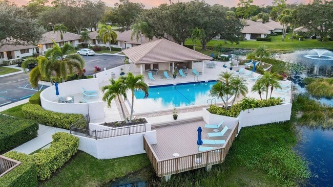 Building Photo - 909 Club Dr