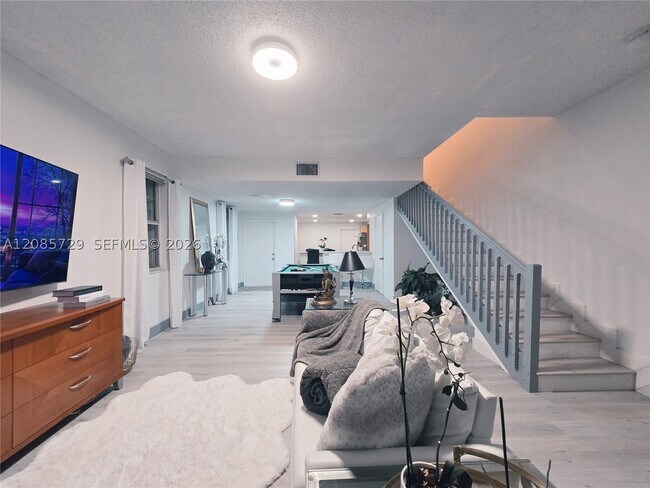 Building Photo - 1303 Presidio Dr