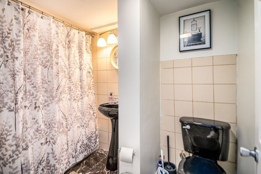 Building Photo - 327 W School St