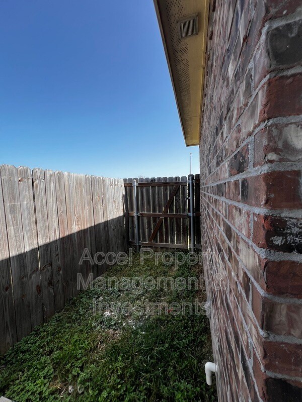 Building Photo - 2600 E Garfield Ave