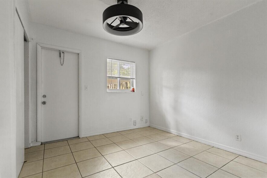 Building Photo - 709 SW 13th Ave