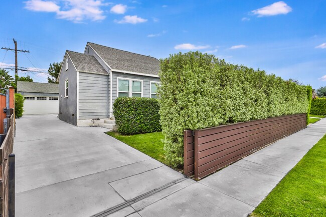 Building Photo - 6027 Comey Ave