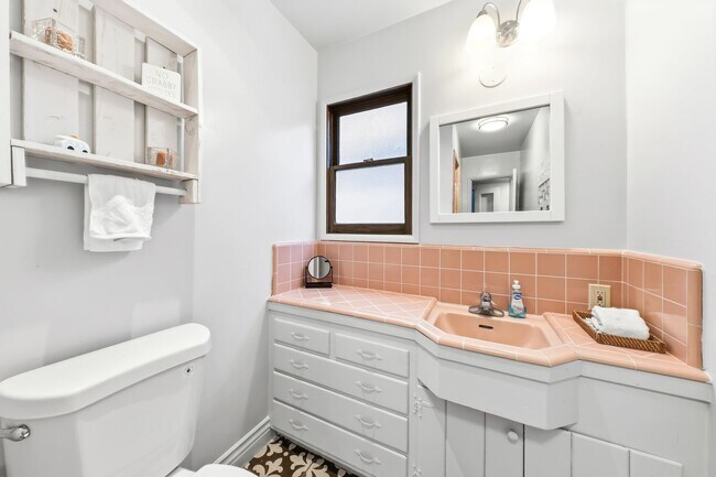 Building Photo - Furnished Balboa Peninsula Point Cottage Home | Available November 1st – April 30th