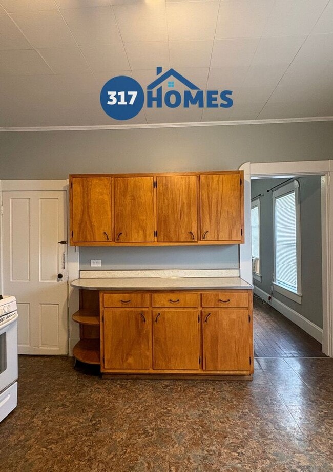 Building Photo - Lovely 2 Bedroom Duplex