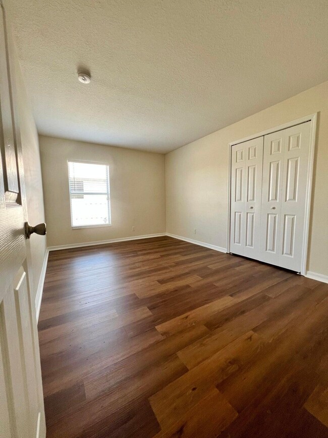 Building Photo - 532 SW Kabot Ave