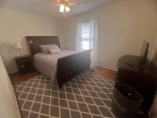 Building Photo - Charming 3 bedroom, 1 1/2 bathroom home in...