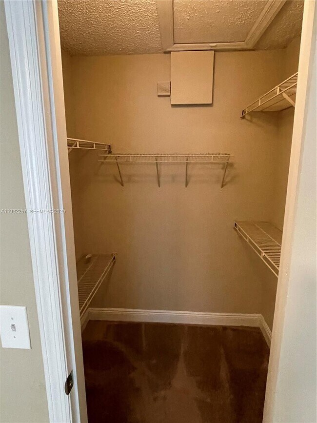 Building Photo - 595 Vista Isles Dr