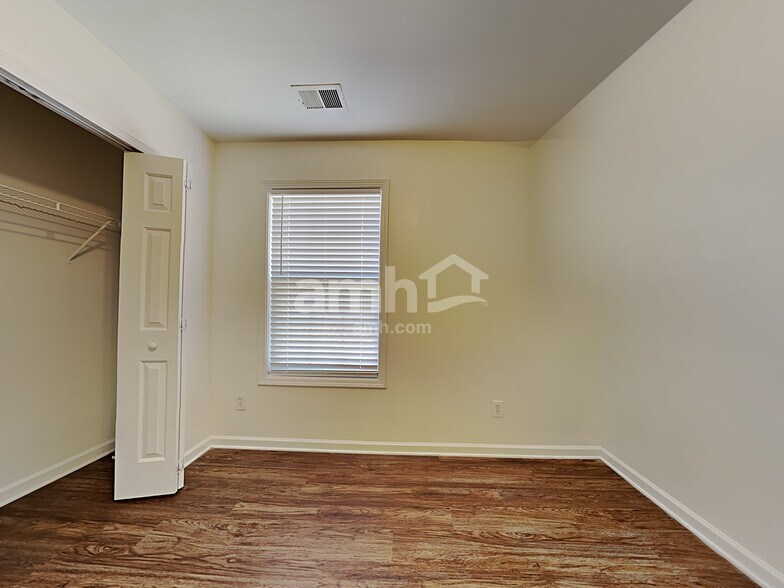 Building Photo - 10 Oakville Ct