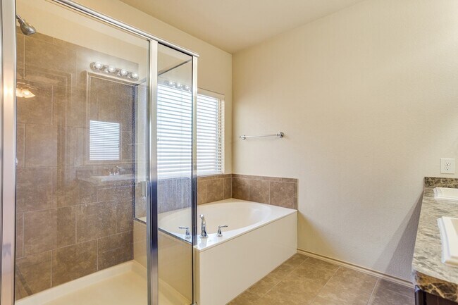Building Photo - 4013 Lazy River Ranch Rd