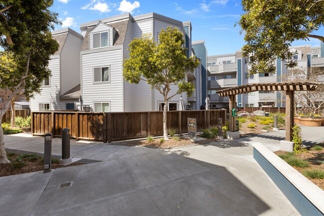 Building Photo - Sweet 1/1 condo with tons of amenities and a great location in Emeryville!