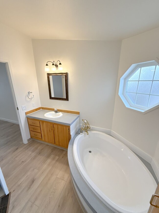 Building Photo - 3 Bedroom, 2 bath house