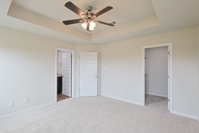 Building Photo - Modern Townhouse in New Braunfels
