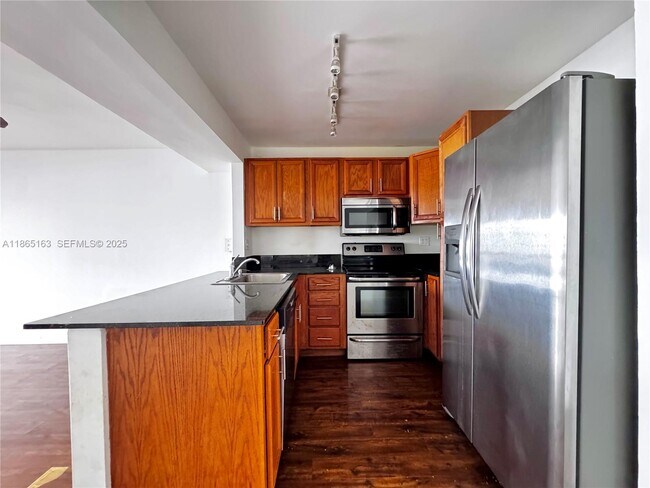 Building Photo - 833 West Ave