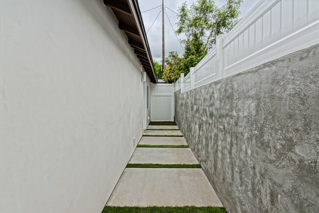 Building Photo - NEWLY BUILT, LUXURIOUS & BRIGHT, 1BR1BA AD...