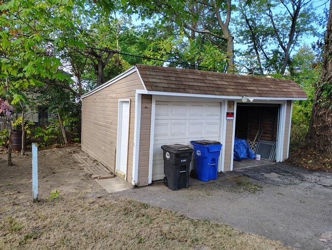 Building Photo - 1050 E 169th St