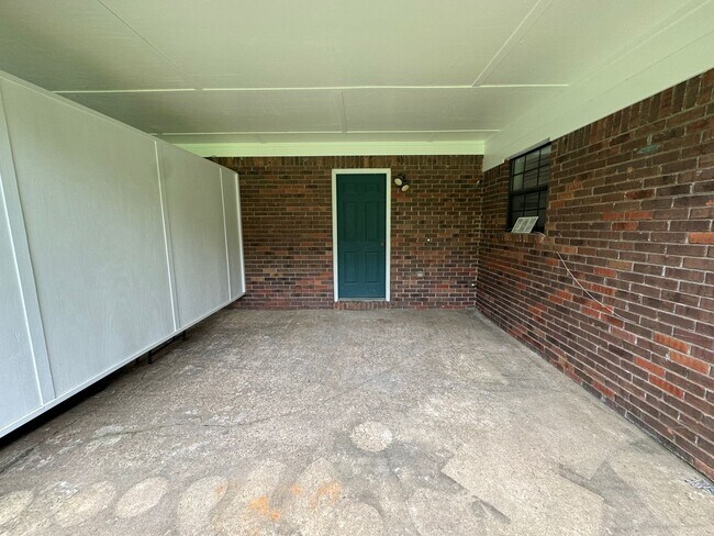 Building Photo - 2 Bed 1 Bath House