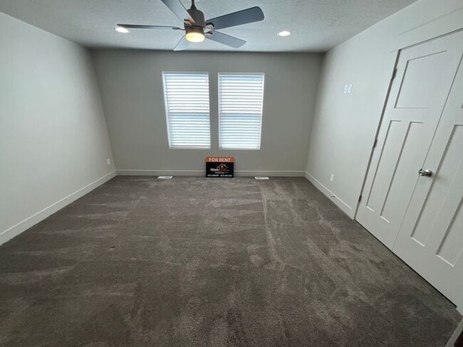 Building Photo - 2 bedroom 2 1/2 bath 2 car garage small dog friendly