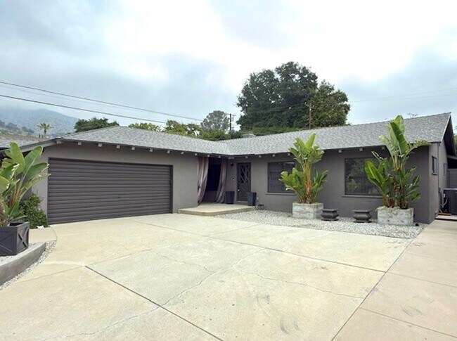 Primary Photo - Beautiful 4 bedroom, 2 bathroom house with...