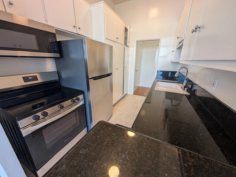 Building Photo - 11936 Darlington Ave