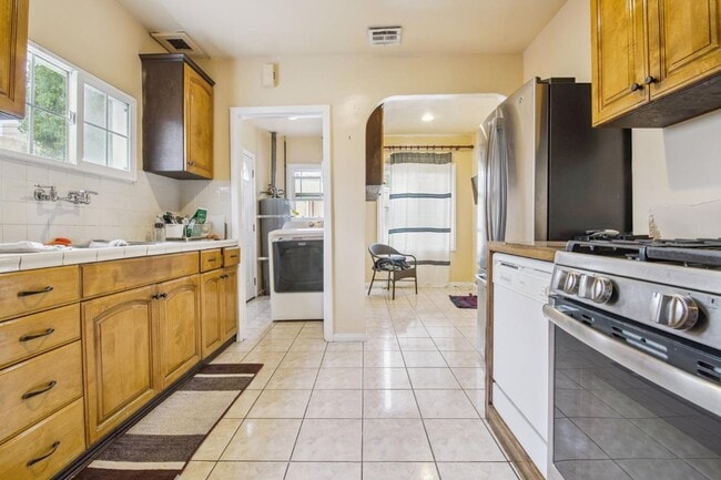 Building Photo - 517 E Chestnut St