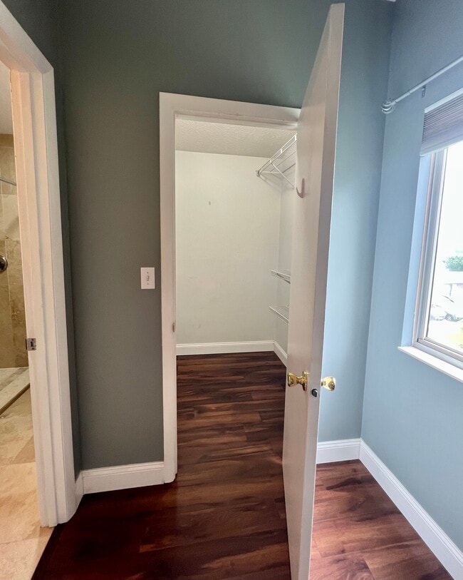 Building Photo - 8859 Eagleview Dr