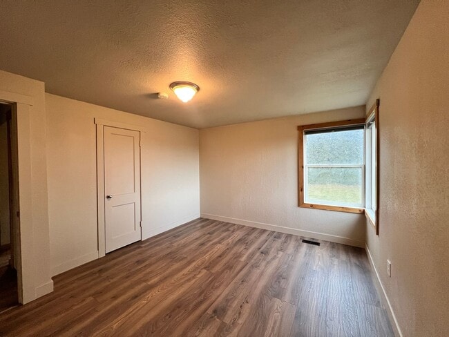 Building Photo - Country Living Close to Town!