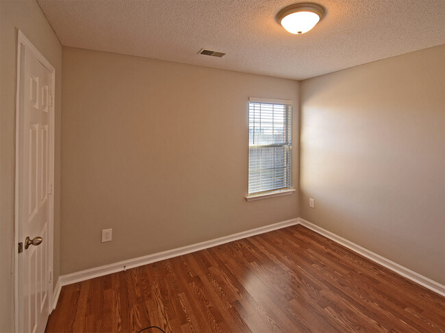 Building Photo - 3 bed, 2 bath near Hacks Cross and Shelby Dr