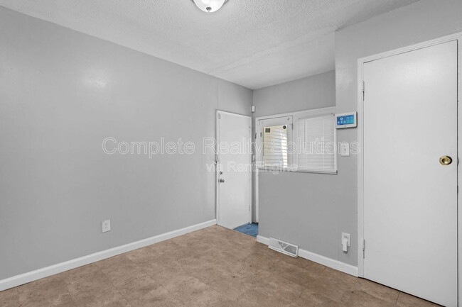 Building Photo - 10116 Crown Point Dr