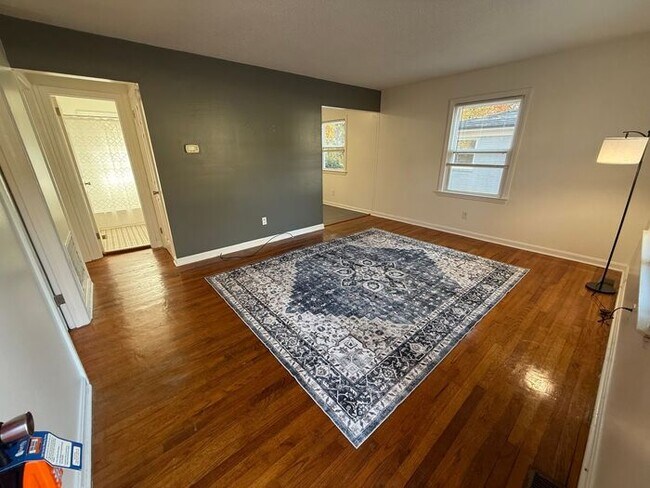 Building Photo - Adorable 2 bed 1 Bath Apartments off Gorman St!