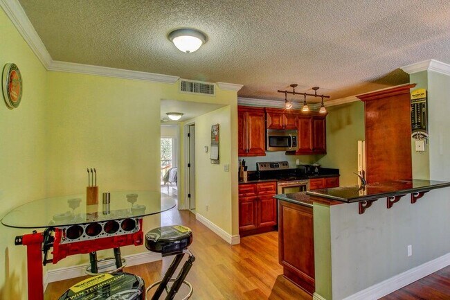 Building Photo - 1536 Meadows Cir W