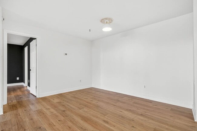 Building Photo - Very Nicely Update Condo in Prime Location!