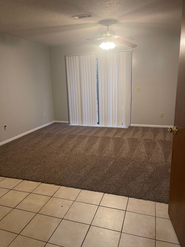 Building Photo - Rolling Acres Townhome.