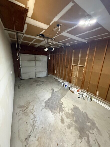 Garage - 3958 N Edgemoor St