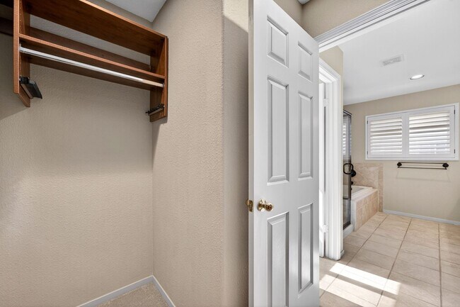 Building Photo - Renovated Court Location Beauty – Spacious 4BD Home Near Pleasant Hill!