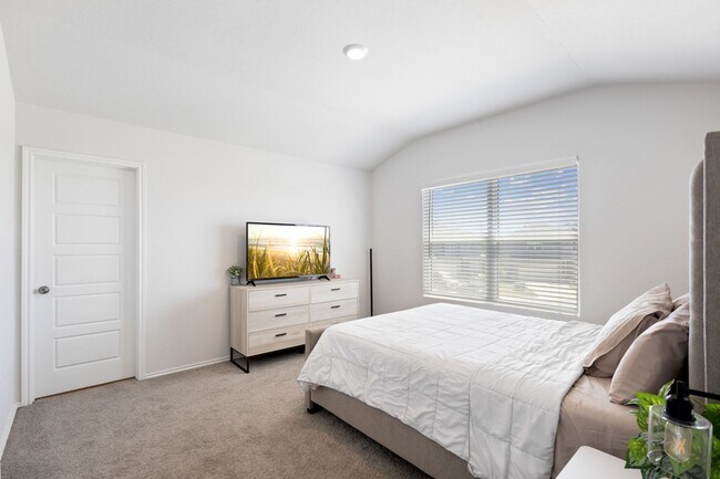 Building Photo - Charming Home Awaits: Spacious & Modern Living in a Prime Location