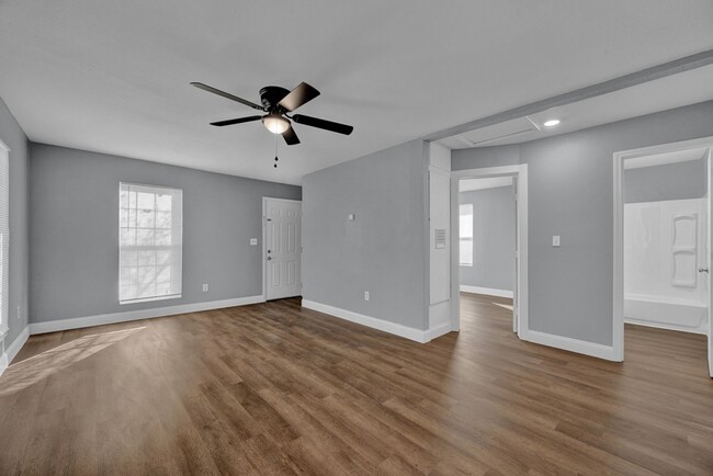 Building Photo - 2 bed 1 bath + laundry