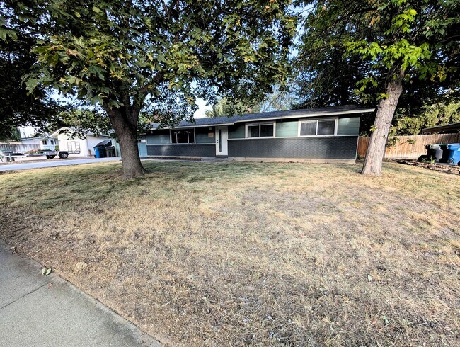 Building Photo - 3-Bedroom Home in great Location