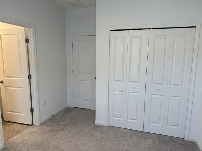 Building Photo - "Spacious 4-Bed Oasis with Granite Finishes & Guest Suite in Jacksonville!"