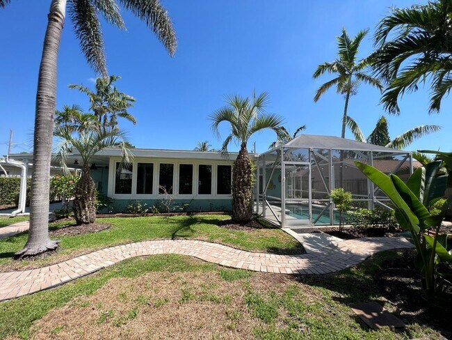 Building Photo - Spacious 3 Bedroom 2 Bath with Pool 2 Blocks from the Beach
