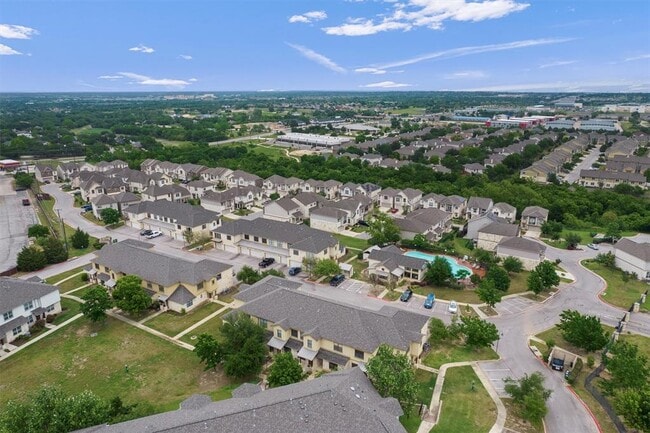 Building Photo - 2101 Town Centre Dr