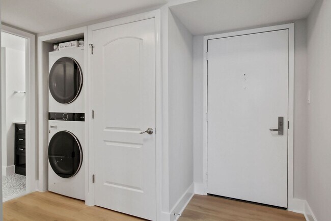 Building Photo - 1 Bed 1 Bath - Rockville Condo - Completel...