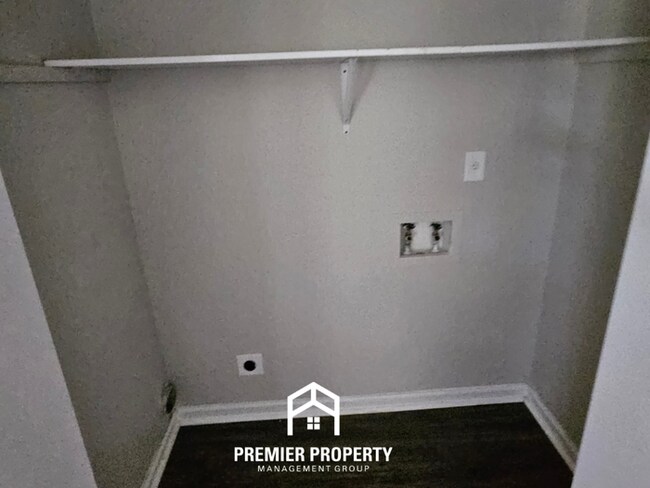 Building Photo - Spacious 3BR/2BA in 38115 | Soaring Ceilings & Floor-to-Ceiling Fireplace