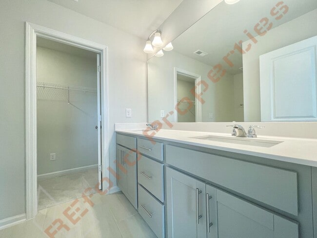 Building Photo - Gorgeous 3 Bedroom 3.5 Bath Townhome with ...